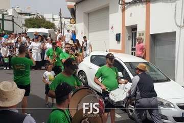  La chiquillería se purifica contra la pandemia en Lomo Magullo/Francisco Javier Santana.